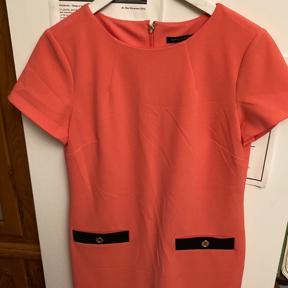 Tommy Hilfiger Dresses & Skirts - Tommy Hilfiger Peach & black shirt sleeve dress.